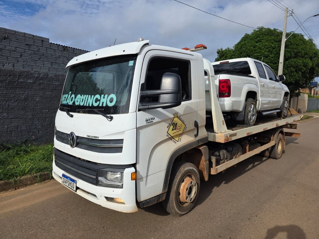 Caminhão da Pezão Guincho transportando uma caminhonete