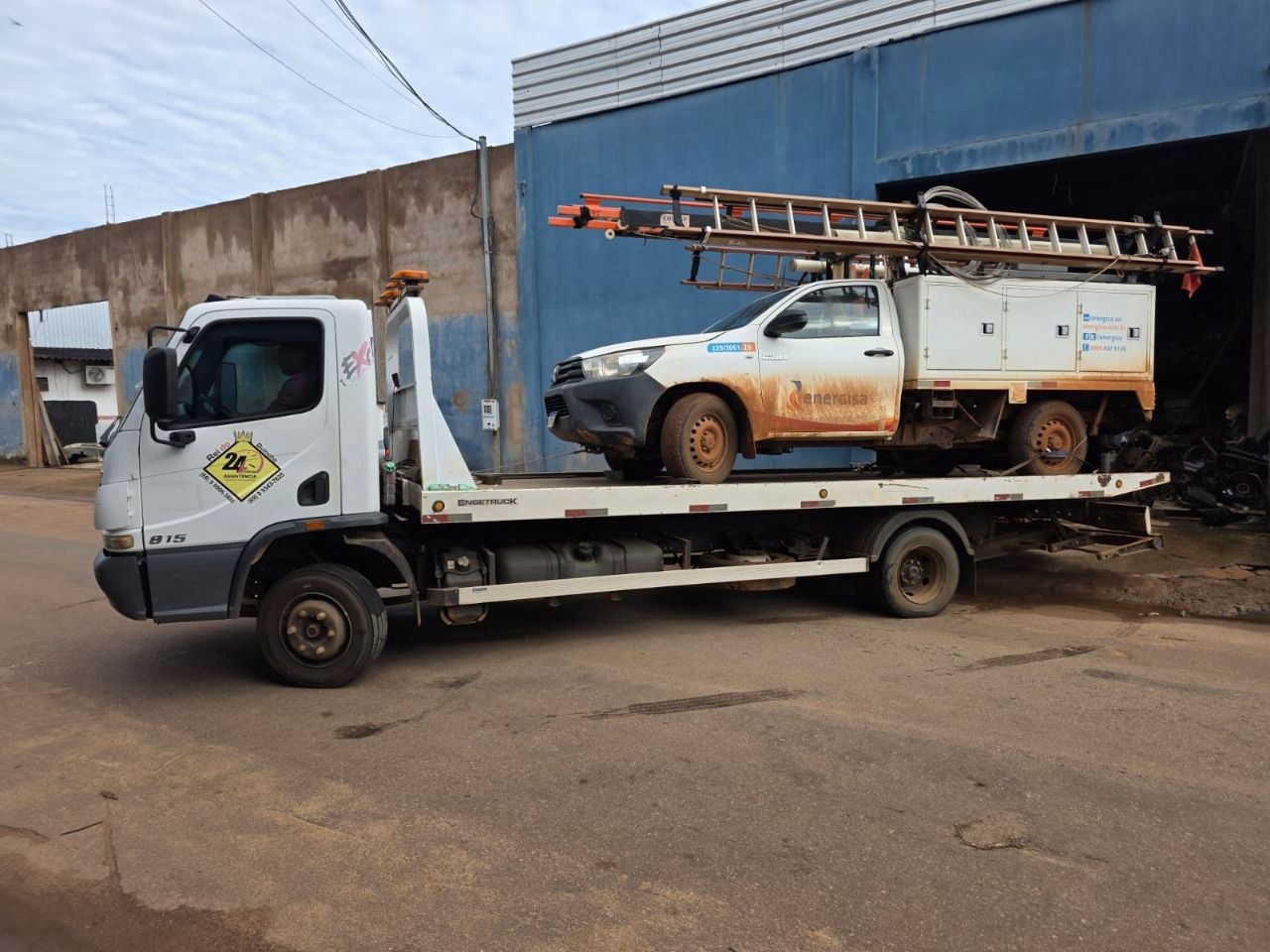 Guincho da Pezão transportando veículo de serviço
